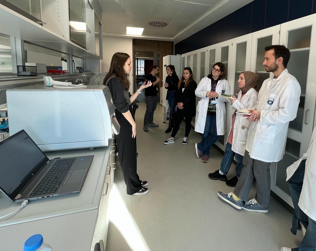 Equipment demonstration in the lab